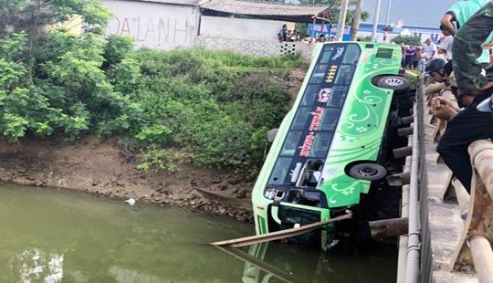 Xe khách rơi xuống sông, ít nhất 2 người tử vong