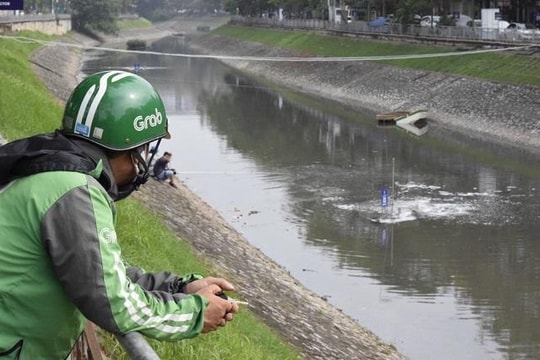 Những hình ảnh “hiếm có” trên bờ sông Tô Lịch