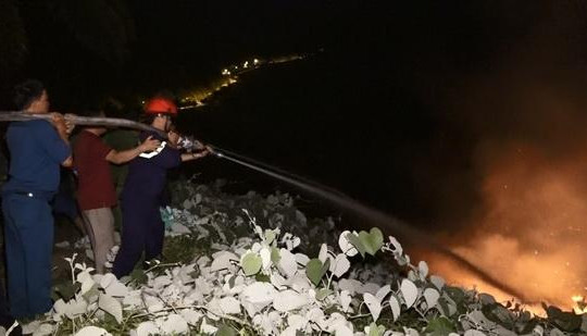 Hàng trăm người nỗ lực dập tắt đám cháy lớn ở Sơn Trà