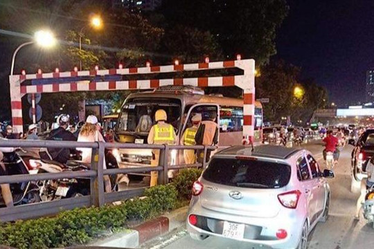 Chạy xe lên cầu vượt Thái Hà, tài xế bị tước giấy phép lái xe 2 tháng