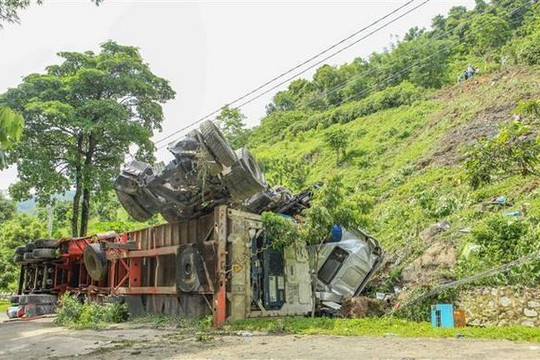 Điện Biên: Mất phanh, xe container lao xuống vực sâu hơn 60m