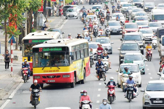 Xe buýt Hà Nội: Vật lộn với tắc đường