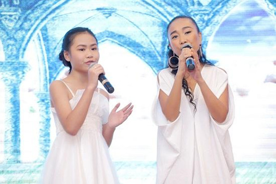 Ca sĩ Đoan Trang & Hà Linh gây ấn tượng mạnh tại cuộc thi ảnh "Mái ấm gia đình Việt"