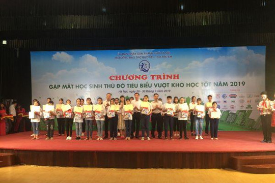 Hà Nội khen thưởng 100 trẻ em có hoàn cảnh khó khăn nhưng vươn lên học tốt