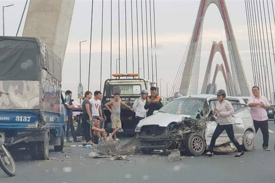 Kia Morning húc đuôi xe tải trên cầu Nhật Tân, ùn tắc nghiêm trọng