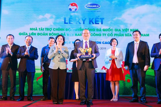 Vinamilk tài trợ chính cho các đội tuyển bóng đá Quốc gia vì một Việt Nam vươn cao.
