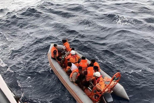 Nghệ An: Tàu cứu nạn đưa 7 ngư dân vụ chìm tàu vào đất liền