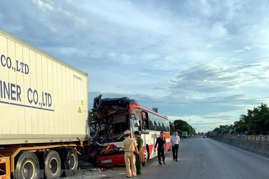 Nghệ An: Xe du lịch đâm vào đuôi xe container, 15 người thương vong