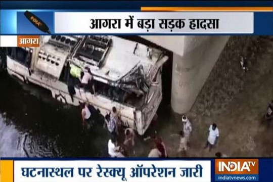 Xe buýt tông vào dải phân cách rồi lao xuống sông, ít nhất 29 người thiệt mạng