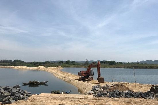 Quảng Ngãi: Dân tố doanh nghiệp khai thác cát sai quy định
