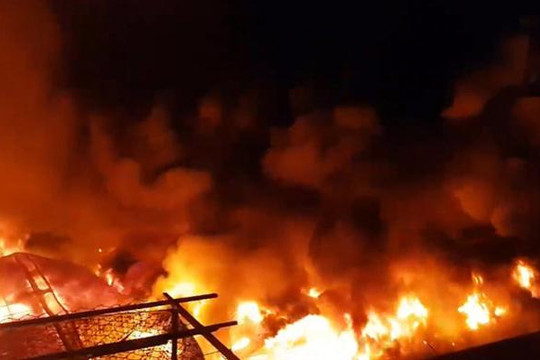 Hơn 100 lính cứu hỏa dập đám cháy chợ 1.500 m2 giữa đêm