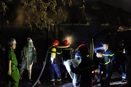 Hà Nội: Cháy lớn tại xưởng nhựa, khói đen bốc cao hàng chục mét