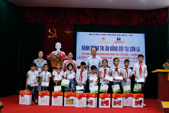 Chương trình “Khúc quân hành”, lần thứ 5 - 2019 trao quà, học bổng tại Sơn La
