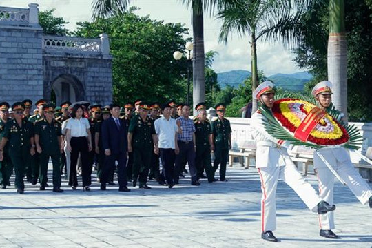 Chương trình “Khúc quân hành” lần thứ V - 2019: Xúc động lễ dâng hương các Anh hùng liệt sĩ tại Điện Biên