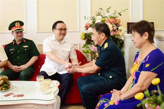 Bí thư Thành ủy Hà Nội Hoàng Trung Hải thăm hỏi, tặng quà gia đình người có công
