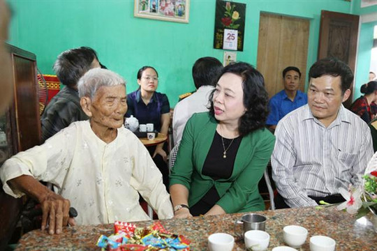 Thăm, tặng quà gia đình người có công tiêu biểu ở huyện Thường Tín