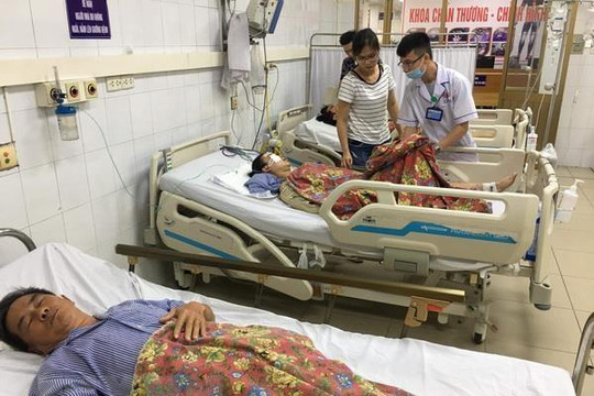 Hai nạn nhân tử vong vụ xe khách đâm hàng loạt xe máy ở Quảng Ninh
