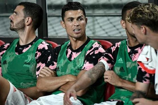 Ronaldo bị tẩy chay và thói khinh rẻ bóng đá châu Á