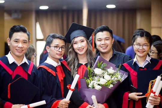 “Bông hồng” Lào gốc Việt xinh đẹp trong lễ tốt nghiệp tại Học viện Ngoại giao