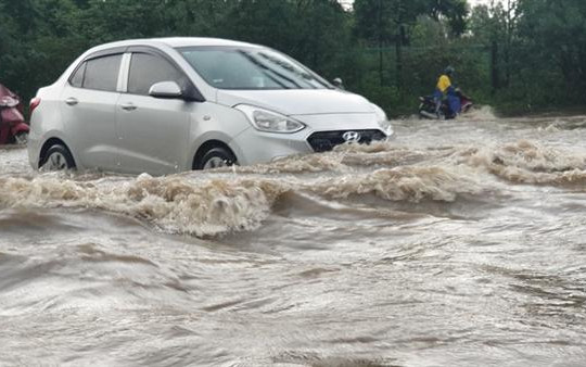 Đường gom Đại lộ Thăng Long ngập nặng sau mưa lớn, ô tô "rẽ sóng" trên đường