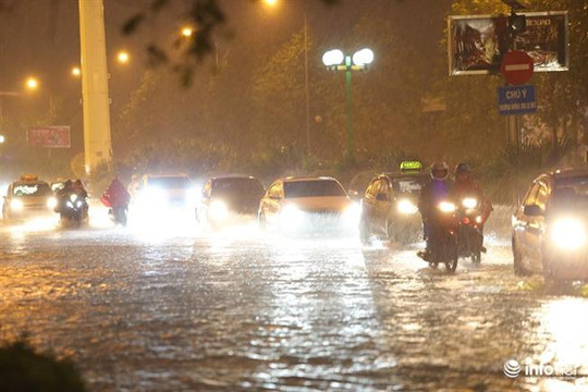 Hà Nội: Mưa lớn kéo dài nhiều giờ, người dân bì bõm lội nước về nhà trong đêm
