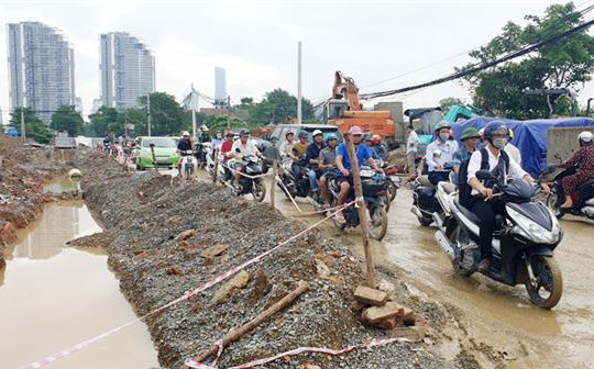 Tại quận Nam Từ Liêm: Thi công mở rộng đường gây mất an toàn giao thông