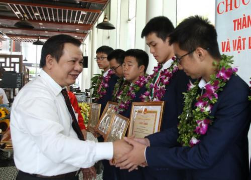 Cuộc thi Olympic Vật lý thiên văn quốc tế lần thứ 13: Đoàn học sinh Việt Nam đứng số 1 thế giới