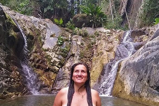 Nữ du khách bị chỉ trích chụp ảnh khỏa thân làm 'ô uế' dòng nước phát ngôn sốc