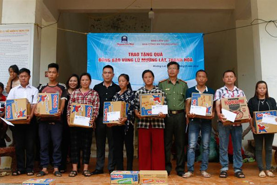Báo Người Hà Nội trao quà hỗ trợ đồng bào chịu thiệt hại sau bão số 3 tại Thanh Hóa