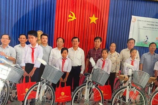 Nguyên Chủ tịch nước Trương Tấn Sang trao quà cho học sinh nghèo vượt khó