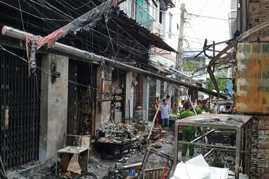 Bình gas rơi ra đường phát nổ, 7 căn nhà trong chợ cháy rụi