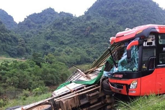 Hòa Bình: Xe khách đâm vào xe tải làm 14 người thương vong