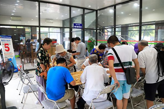 Hà Nội: Người dân phấn khởi đăng ký thẻ đi xe buýt miễn phí