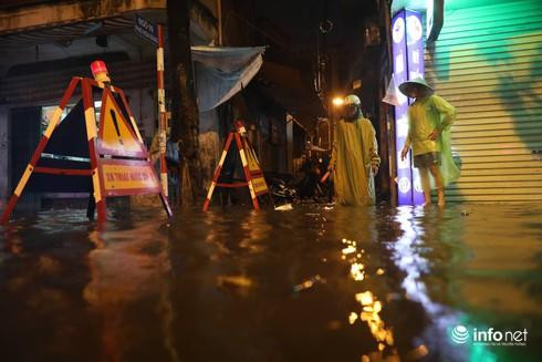 Hà Nội: Mưa lớn kéo dài, nhiều tuyến phố ngập úng, cây đổ la liệt