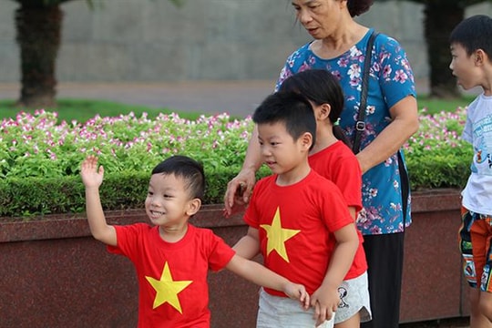 'Ngày ngày mặt trời đi qua trên Lăng, thấy một mặt trời trong Lăng rất đỏ'