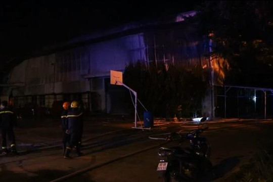 Kho hóa chất công ty sản xuất mút xốp cháy nổ dữ dội trong đêm