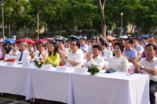 Bí thư Thành ủy Hà Nội Hoàng Trung Hải đánh trống khai giảng năm học mới