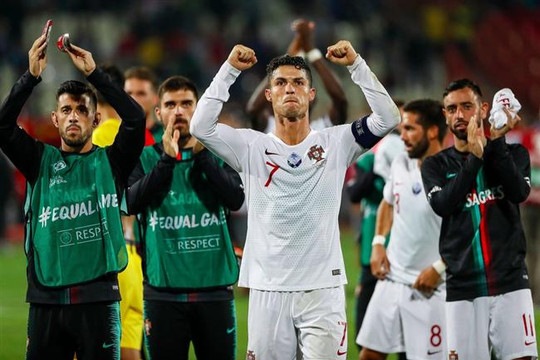 Ronaldo rực sáng, Bồ Đào Nha đãi đại tiệc 6 bàn thắng