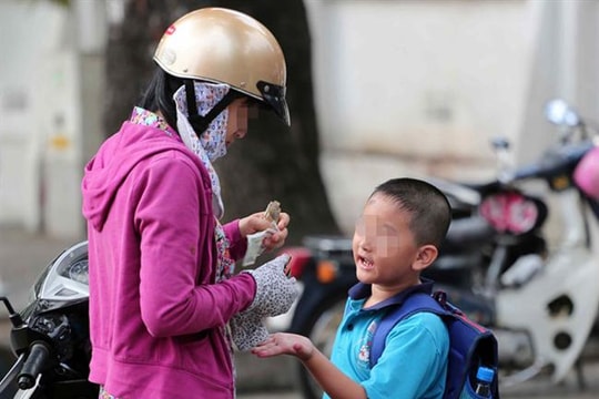 Cho con mang tiền đi học: Lợi bất cập hại