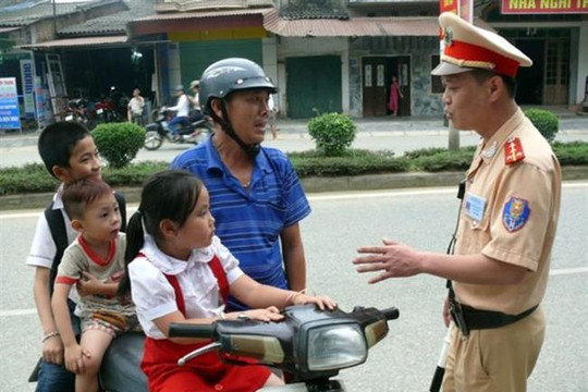 Không đội mũ bảo hiểm cho trẻ, người chạy xe máy sẽ bị phạt