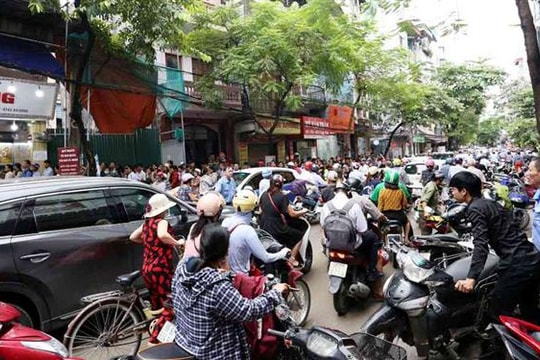 Hà Nội: Chen nhau xếp hàng mua bánh Trung thu khiến phố Thụy Khuê ùn tắc nghiêm trọng