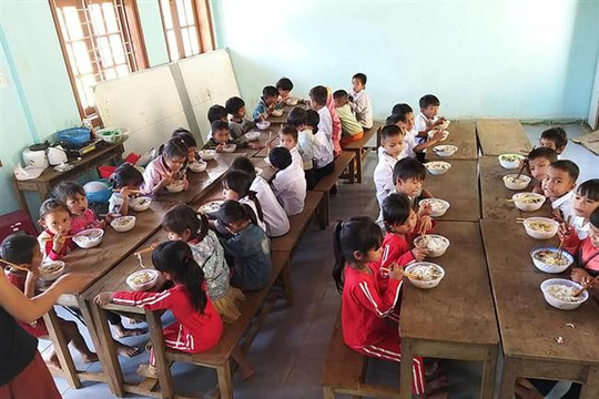 Rớt nước mắt hình ảnh học sinh vùng cao Quảng Nam hân hoan khi được ăn bát bún cá