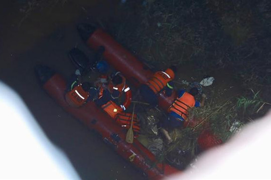 Tìm thấy thi thể nạn nhân bị xe container đâm rơi từ cầu Thanh Trì