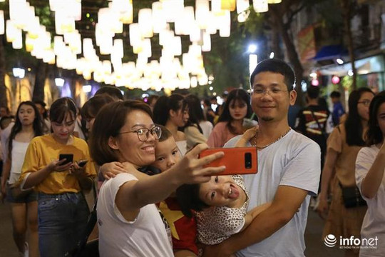 Hà Nội: Hàng nghìn người đổ về phố Hàng Mã chơi Trung Thu