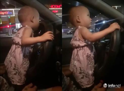Hà Tĩnh: Nín thở khi nhìn em bé 2 tuổi, cầm vô lăng điều khiển ô tô chạy trên Quốc lộ