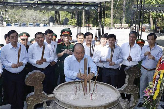 Thủ tướng Nguyễn Xuân Phúc dâng hương tưởng nhớ các Anh hùng liệt sĩ tại Quảng Trị