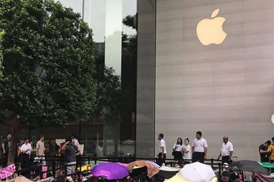 Hàng trăm "tín đồ" iPhone người Việt xếp hàng dài tại Singapore chờ iPhone 11 mở bán