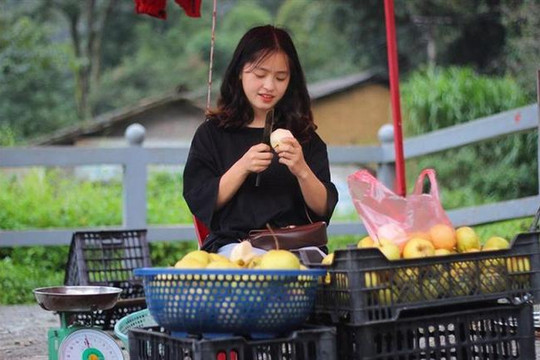 Sau hơn 1 năm nổi tiếng, 'cô bé bán lê' ở Hà Giang càng ngày càng xinh đẹp, đáng yêu