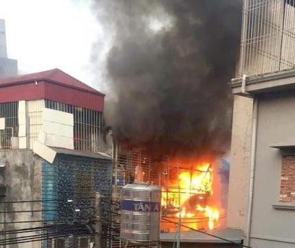Cháy lớn tại nhà dân trên đường Trần Quốc Vượng