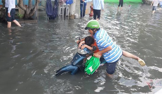 Triều cường vỡ bờ bao 30m, nước bủa vây khu dân cư ở Sài Gòn